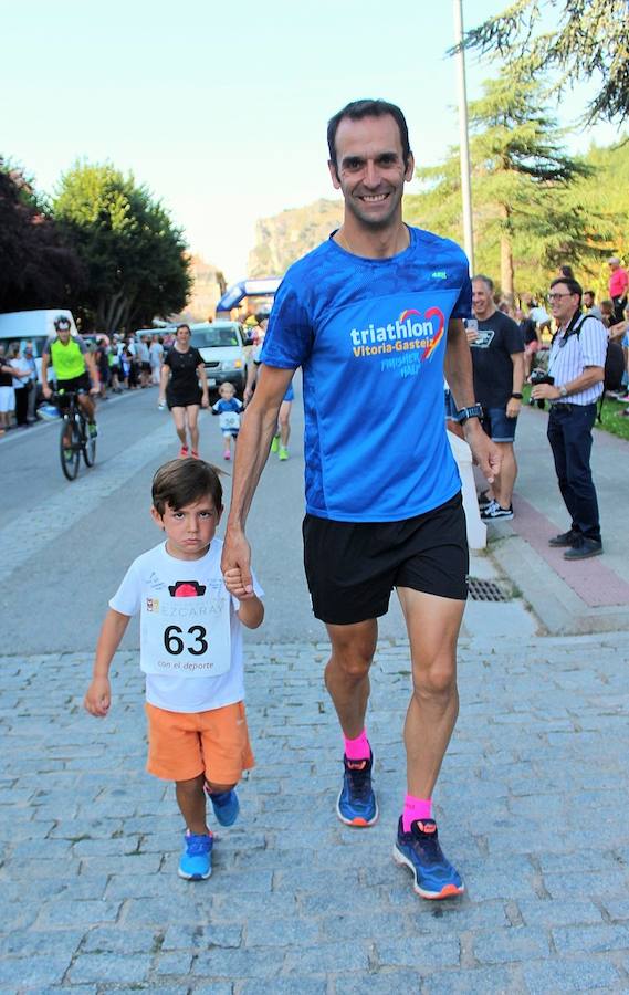 XVIII Carrera Puente a Puente 'Trofeo Violeta Villanueva' en la que han participado cientos de niños en una festiva Ezcaray. 