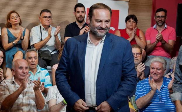 José Luís Ábalos, durante el acto político de la federación socialista de las comarcas de Gerona. 