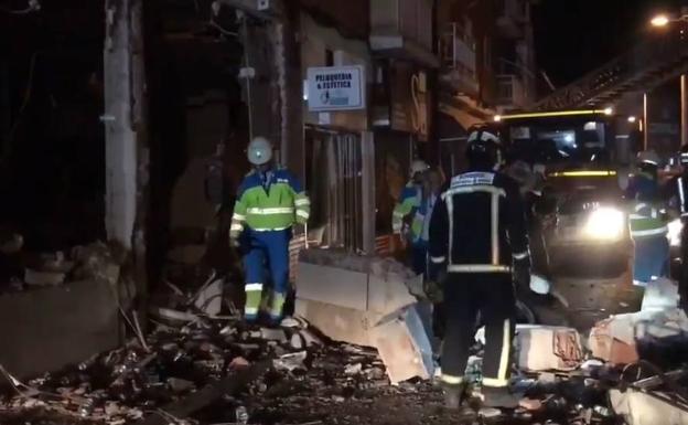 Los bomberos realizan tareas de desescombro en la zona de la explosión.