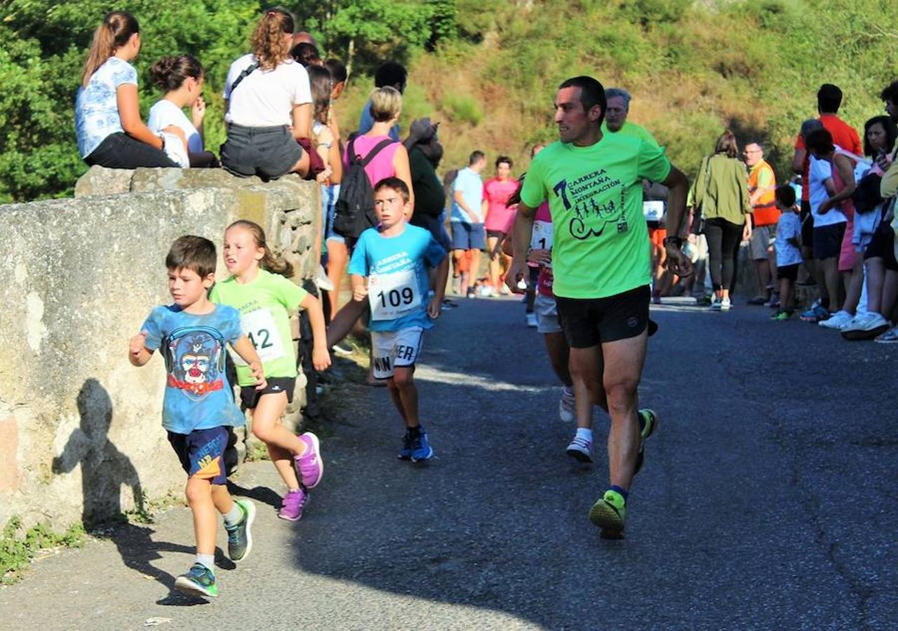 XVIII Carrera Puente a Puente 'Trofeo Violeta Villanueva' en la que han participado cientos de niños en una festiva Ezcaray. 