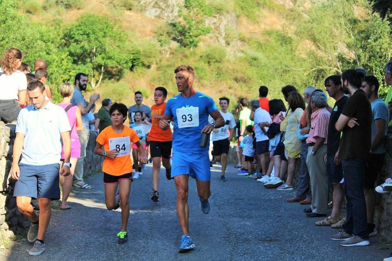 XVIII Carrera Puente a Puente 'Trofeo Violeta Villanueva' en la que han participado cientos de niños en una festiva Ezcaray. 