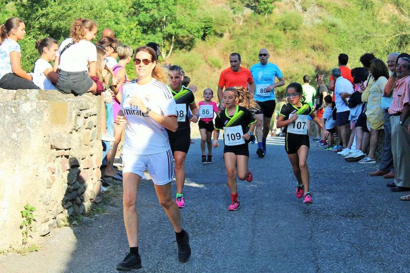 XVIII Carrera Puente a Puente 'Trofeo Violeta Villanueva' en la que han participado cientos de niños en una festiva Ezcaray. 