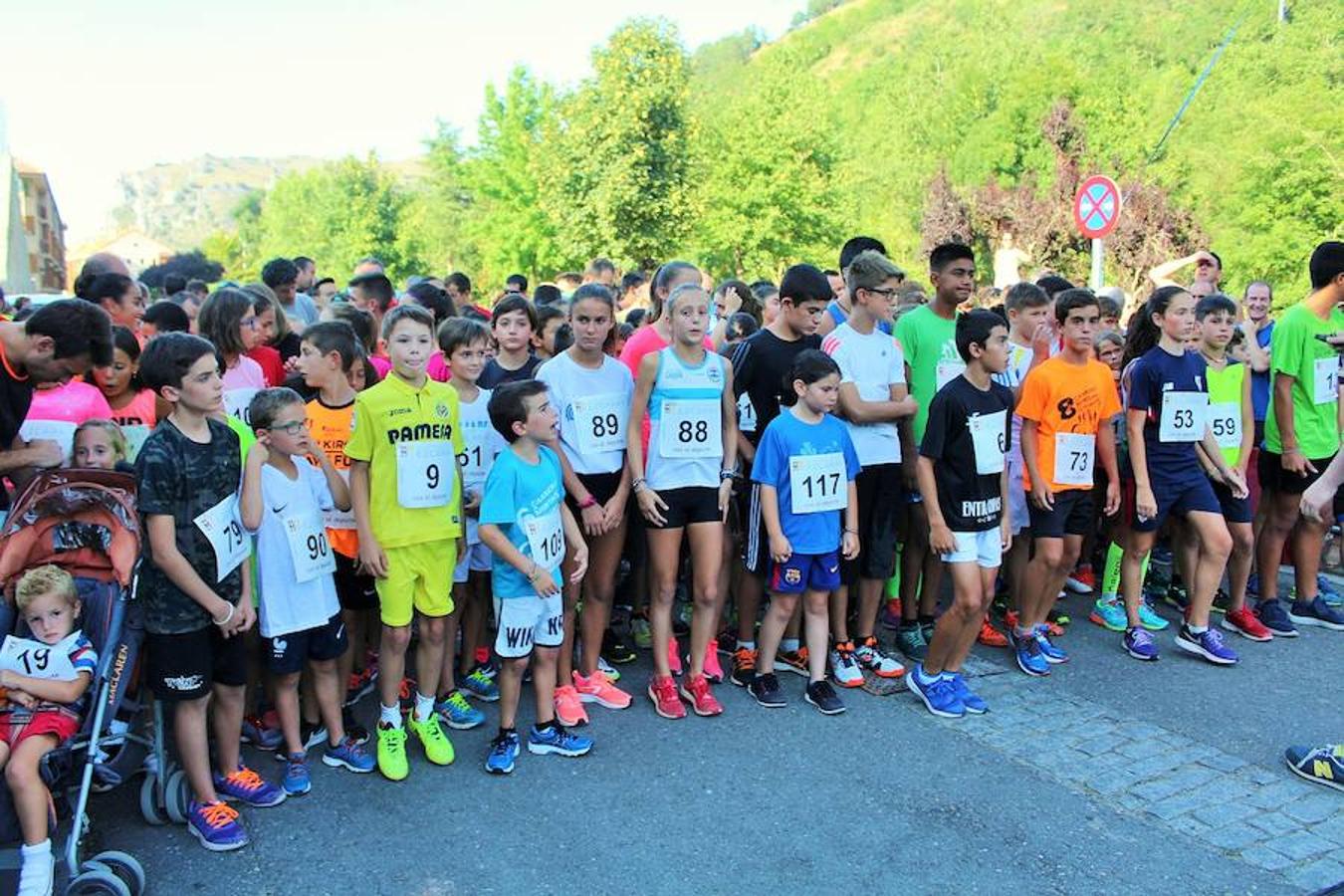 XVIII Carrera Puente a Puente 'Trofeo Violeta Villanueva' en la que han participado cientos de niños en una festiva Ezcaray. 