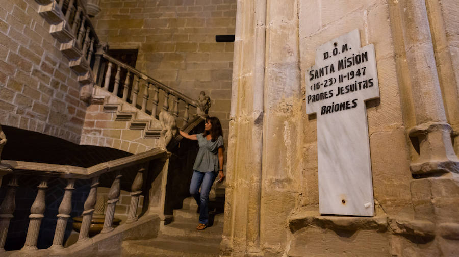 Tonos tierra cálidos, vaporosos y sensibles al paso del tiempo. Briones está en la lista de los pueblos más bellos de España. Disfruta de un paseo por tan bien merecido galardón.