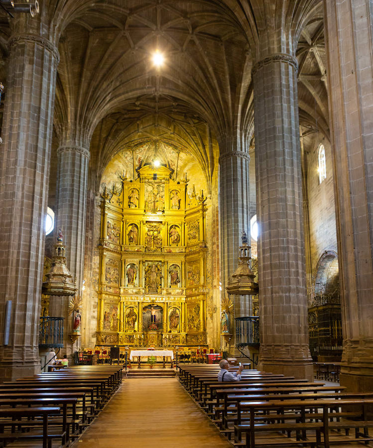 Tonos tierra cálidos, vaporosos y sensibles al paso del tiempo. Briones está en la lista de los pueblos más bellos de España. Disfruta de un paseo por tan bien merecido galardón.