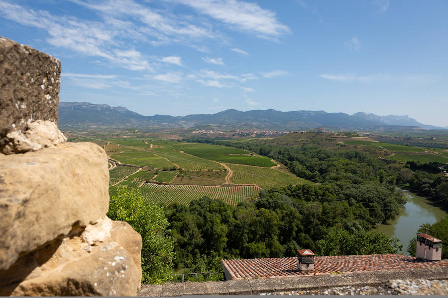 Tonos tierra cálidos, vaporosos y sensibles al paso del tiempo. Briones está en la lista de los pueblos más bellos de España. Disfruta de un paseo por tan bien merecido galardón.