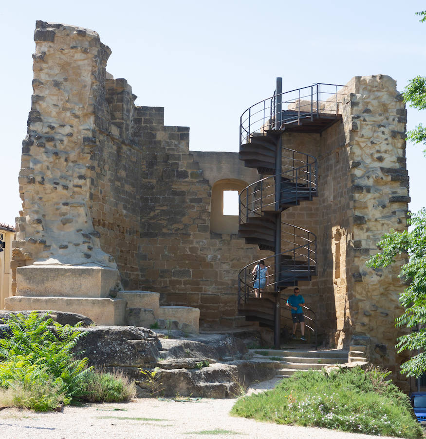 Tonos tierra cálidos, vaporosos y sensibles al paso del tiempo. Briones está en la lista de los pueblos más bellos de España. Disfruta de un paseo por tan bien merecido galardón.