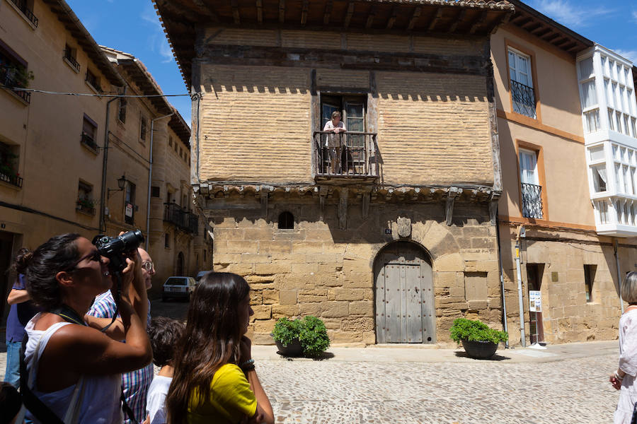 Tonos tierra cálidos, vaporosos y sensibles al paso del tiempo. Briones está en la lista de los pueblos más bellos de España. Disfruta de un paseo por tan bien merecido galardón.