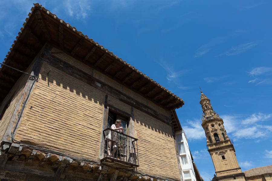 Tonos tierra cálidos, vaporosos y sensibles al paso del tiempo. Briones está en la lista de los pueblos más bellos de España. Disfruta de un paseo por tan bien merecido galardón.