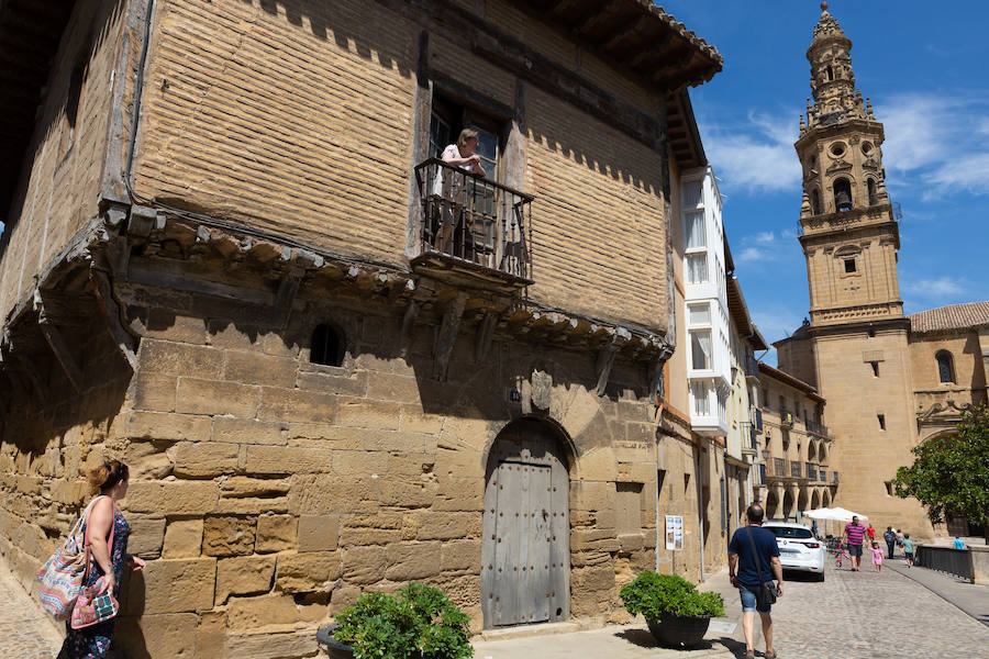 Tonos tierra cálidos, vaporosos y sensibles al paso del tiempo. Briones está en la lista de los pueblos más bellos de España. Disfruta de un paseo por tan bien merecido galardón.