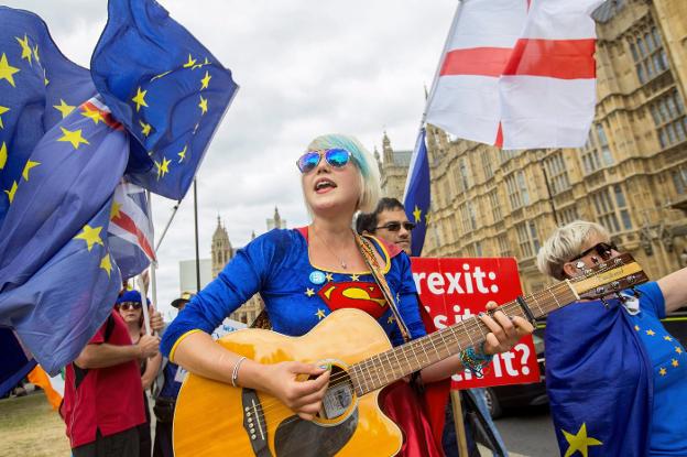 Manifestación frente al Palacio de Westminster contra el 'brexit'. :: RICK FINDLER / EFE