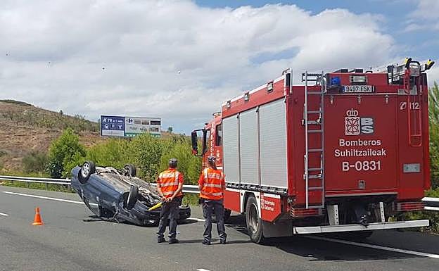 El coche ha quedado volcado sobre el asfalto. 