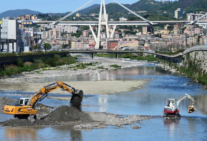 Numeros vehículos se han precipitado al vacío tras el derrumbe de la infraestructura