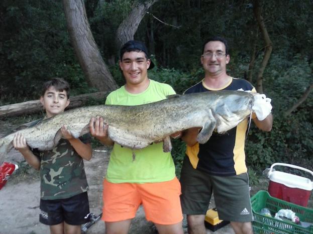 Sergio, Javier y David (falta Juan Luis que hizo la foto) con el siluro en Calahorra. :: l.r.