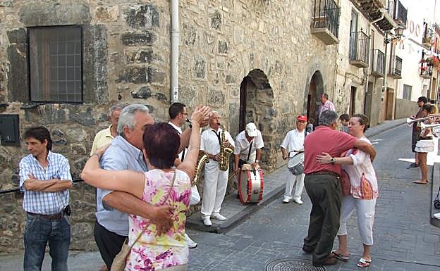 El cohete abre este mediodía las fiestas en honor a la Virgen de la Estrella en Enciso