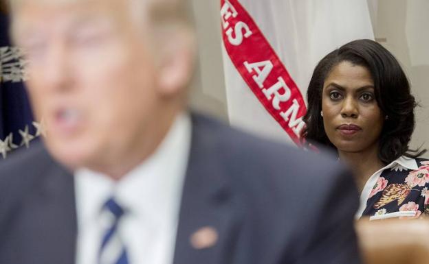 Omarosa Manigault (d) observa a Trump. 