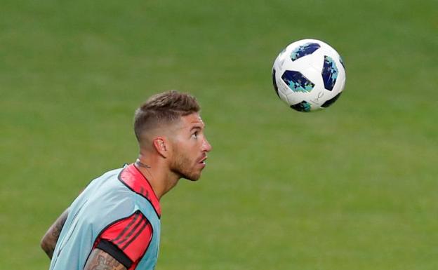 Sergio Ramos, entrenando sobre el césped del Lilleküla Stadium. 