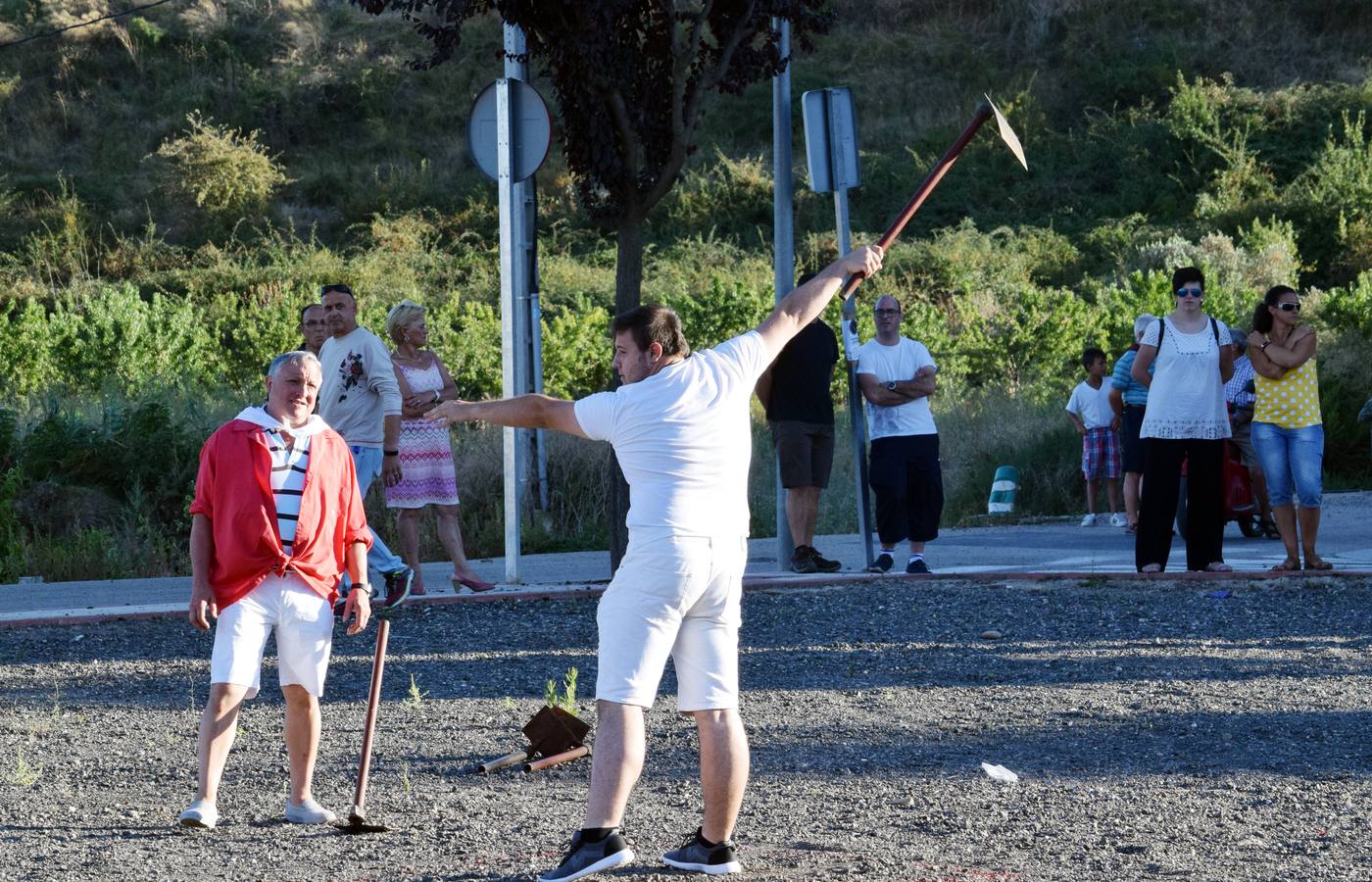 Las fiestas de la localidad comienzan con el tradicional concurso de lanzamiento de 'herramienta'