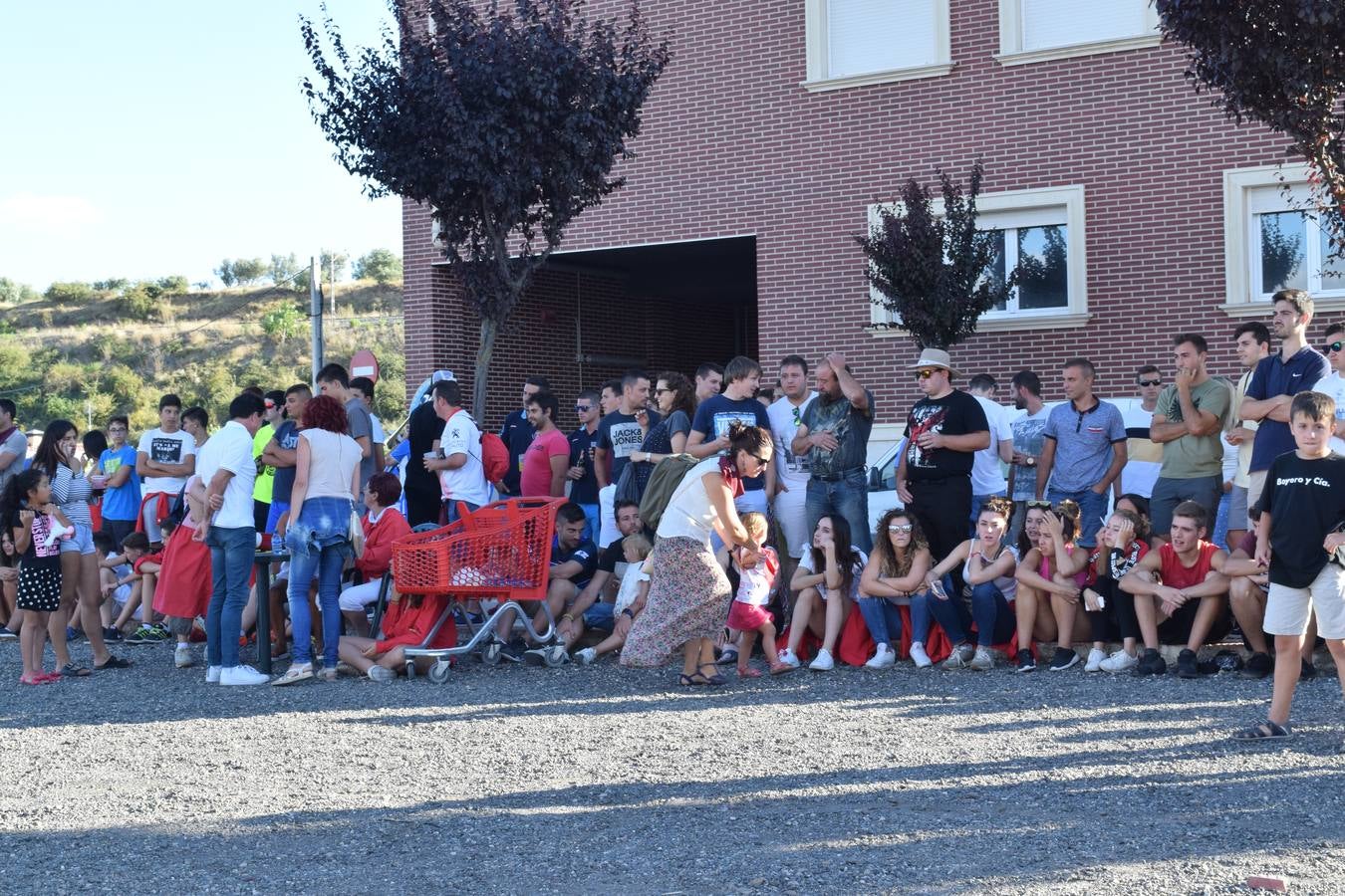 Las fiestas de la localidad comienzan con el tradicional concurso de lanzamiento de 'herramienta'