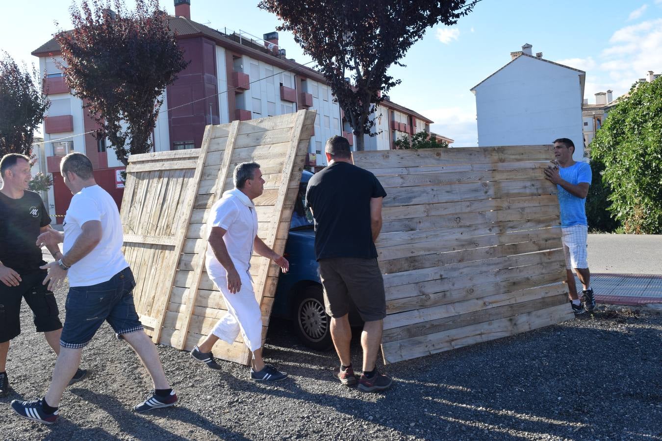 Las fiestas de la localidad comienzan con el tradicional concurso de lanzamiento de 'herramienta'