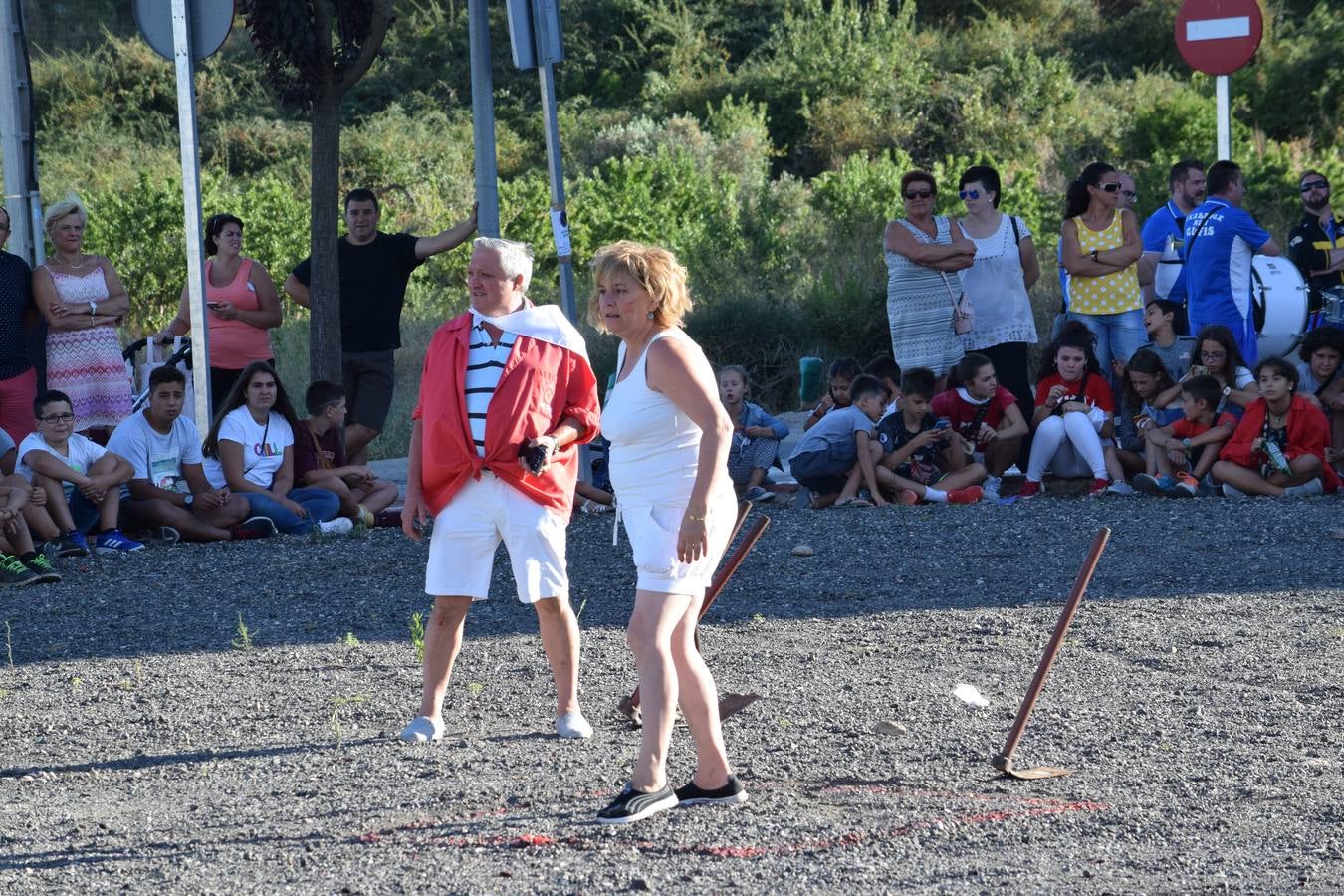 Las fiestas de la localidad comienzan con el tradicional concurso de lanzamiento de 'herramienta'