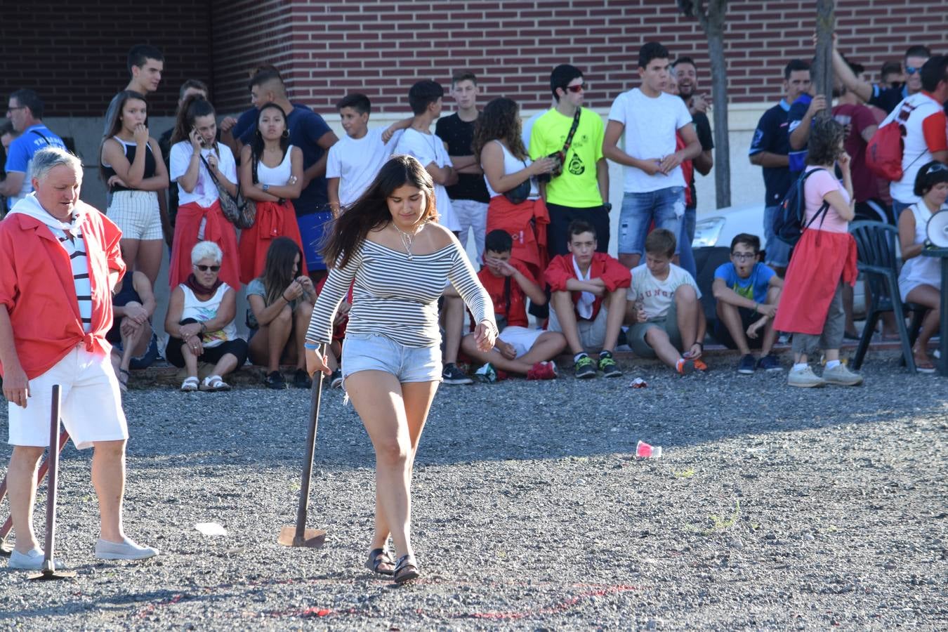 Las fiestas de la localidad comienzan con el tradicional concurso de lanzamiento de 'herramienta'