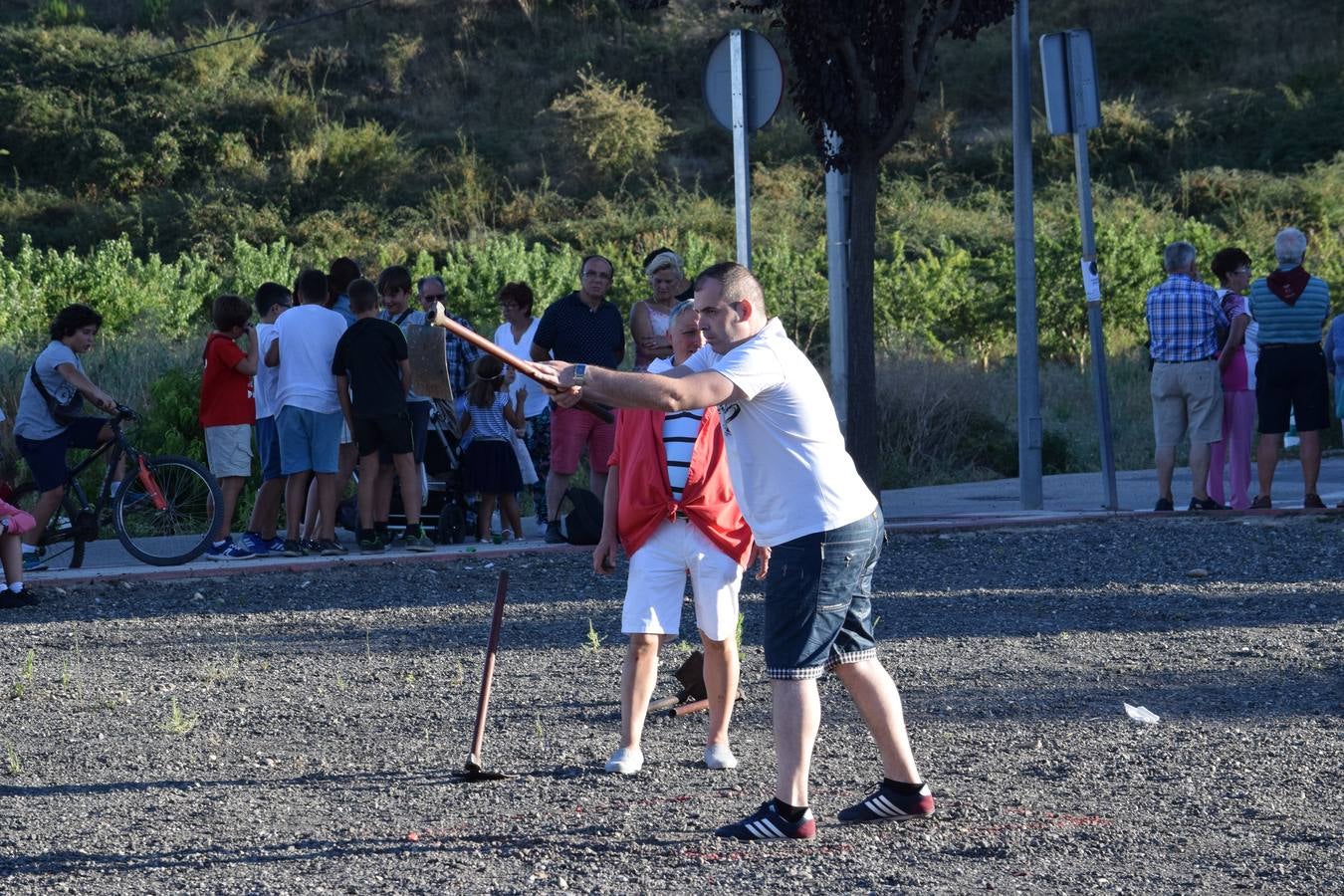 Las fiestas de la localidad comienzan con el tradicional concurso de lanzamiento de 'herramienta'