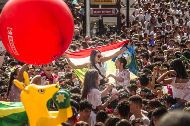 Disparo del cohete de fiestas en Calahorra, el año pasado, durante las celebraciones de agosto. :: justo rodríguez