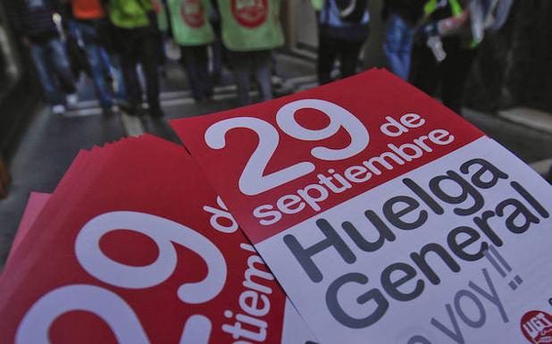 Piquetes recorren las calles de Pamplona durante la jornada de huelga general del 29 de septiembre. 