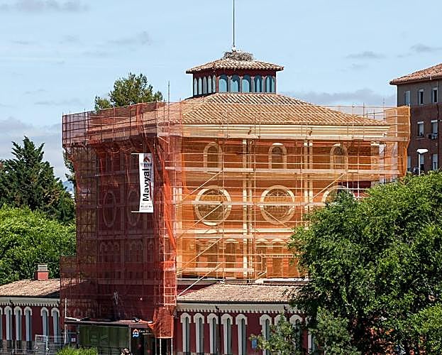 La Casa de las Ciencias en obras, con el nido en su parte superior