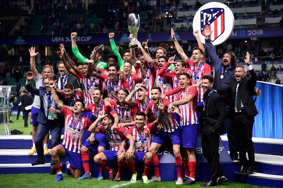 El equipo rojiblanco se proclamó campeón de la Supercopa de Europa y celebró el título delante de su afición en el césped de Tallin