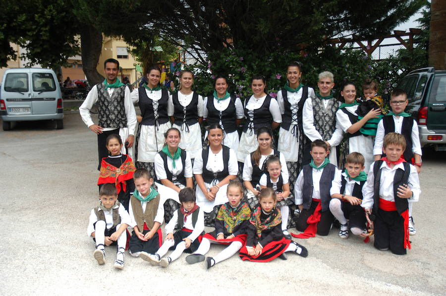 Gigantes y cabezudos, pelota a mano, toro de fuego, y verbena fueron algunos de los actos que marcaron el programa de fiestas de Alcanadre los pasados días