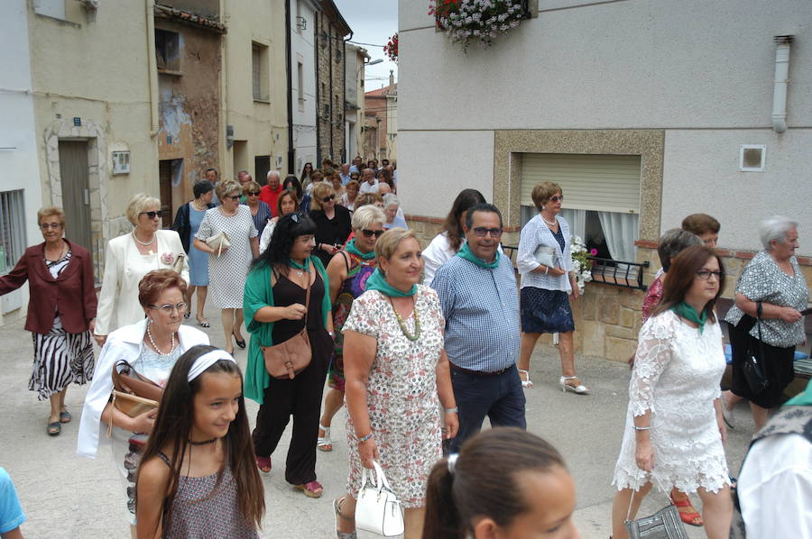 Gigantes y cabezudos, pelota a mano, toro de fuego, y verbena fueron algunos de los actos que marcaron el programa de fiestas de Alcanadre los pasados días