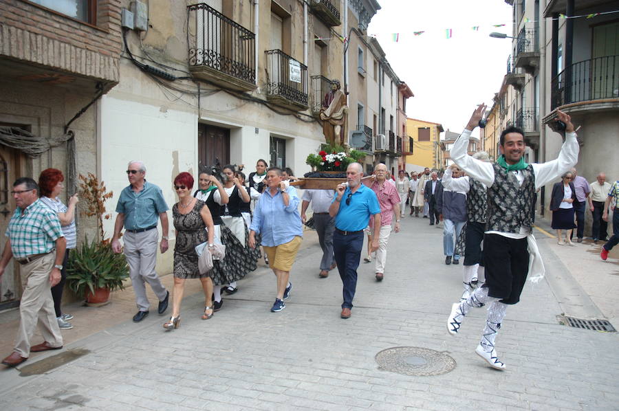 Gigantes y cabezudos, pelota a mano, toro de fuego, y verbena fueron algunos de los actos que marcaron el programa de fiestas de Alcanadre los pasados días