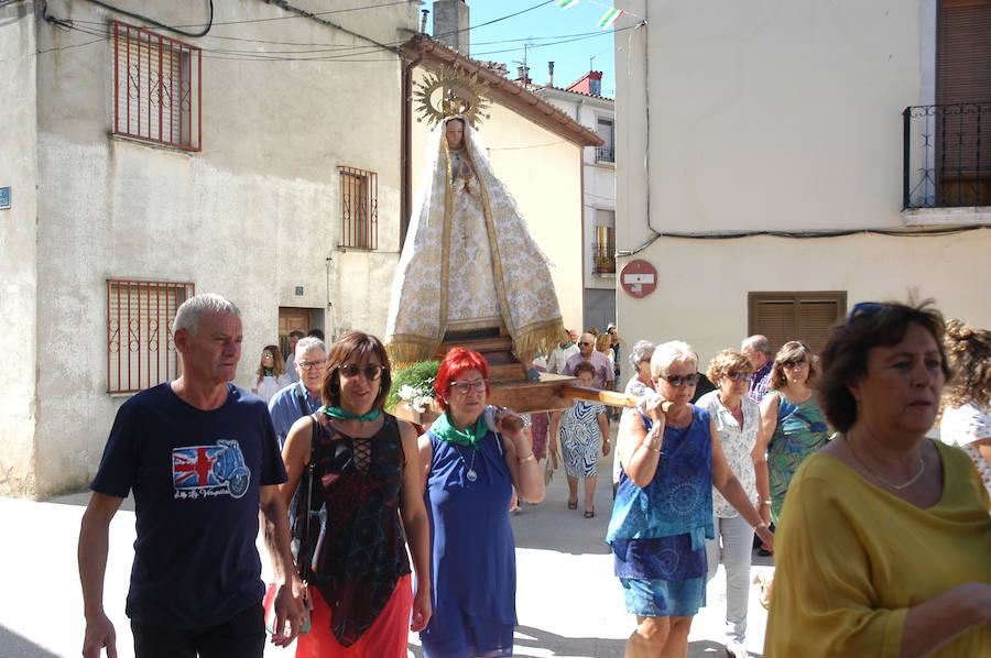 Gigantes y cabezudos, pelota a mano, toro de fuego, y verbena fueron algunos de los actos que marcaron el programa de fiestas de Alcanadre los pasados días