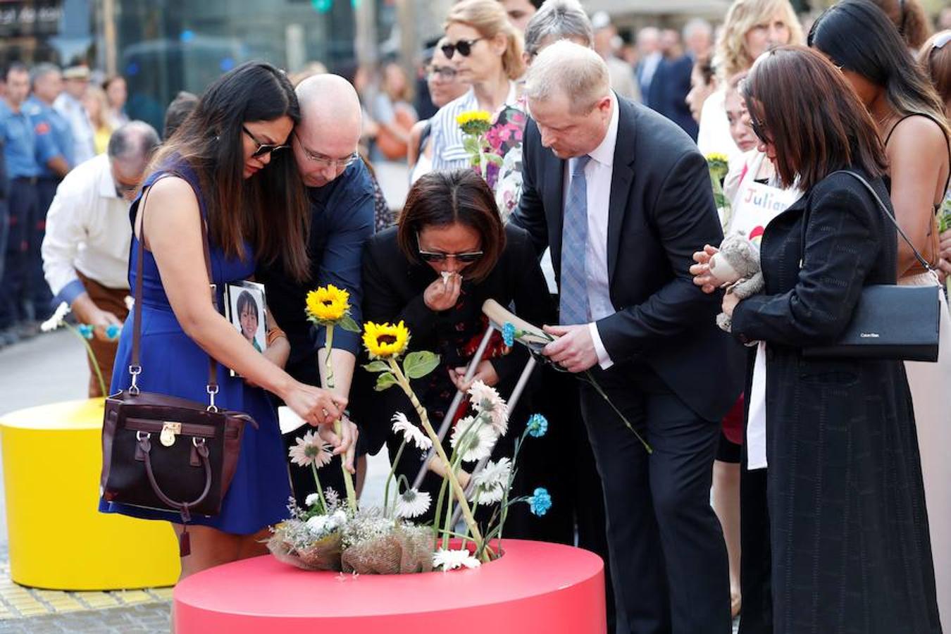 Barcelona recuerda a las víctimas de los atentados de Las Ramblas y Cambrils un año después.