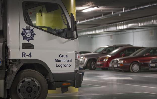 Imagen de archivo de la grúa municipal y del depósito de vehículos en la calle Miguel Delibes, ubicado en el parking de la estación de tren. :: justo rodríguez