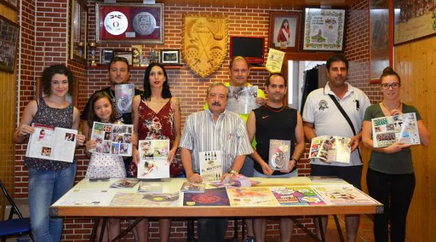 Responsables de la peña, con la nueva revista 'Fames'. :: i. álvarez. 