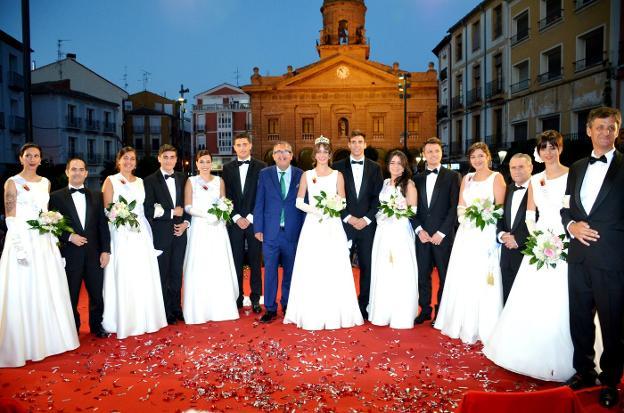 La reina de las fiestas, damas de honor y acompañantes, junto a la reina de las fiestas saliente y el alcalde, Luis Martínez-Portillo.