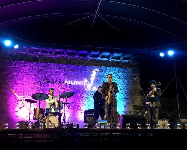 Manolo Valls Quartet, en la Plaza de San Miguel el viernes. :: l.r.