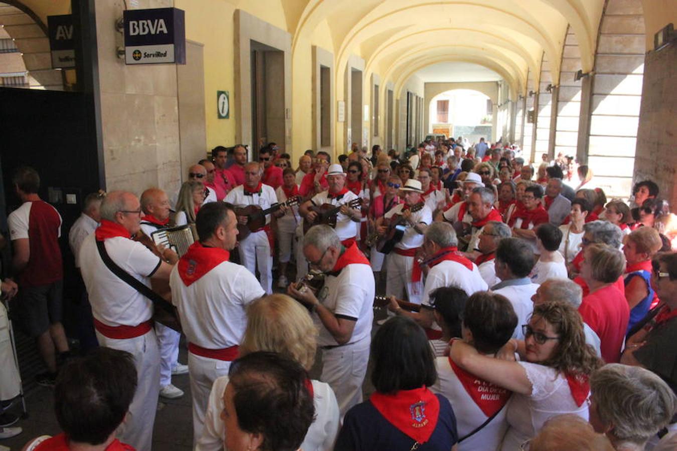 Un centenar de alfareñas participó en la comida y en los actos organizados para el día de la mujer de las fiestas