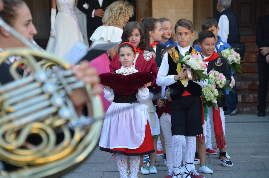 Sara Fernández, proclamada reina de las fiestas, es la primera socia de la peña del blusón rosa que consigue el título