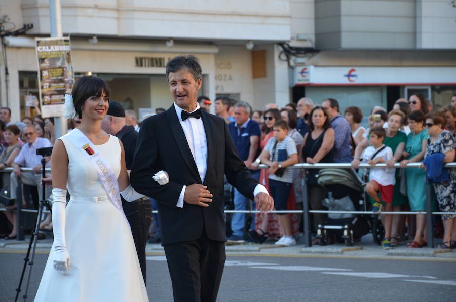 Sara Fernández, proclamada reina de las fiestas, es la primera socia de la peña del blusón rosa que consigue el título