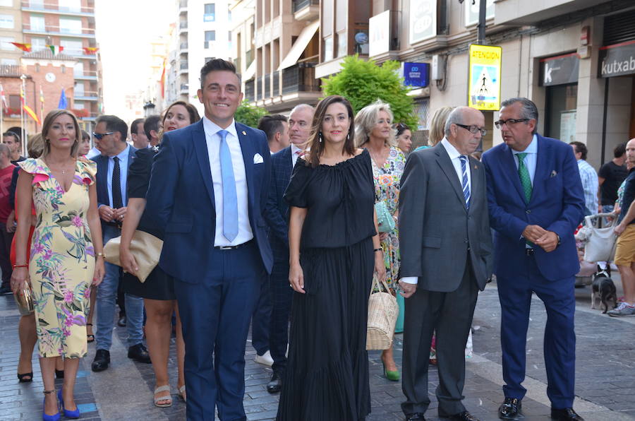 Sara Fernández, proclamada reina de las fiestas, es la primera socia de la peña del blusón rosa que consigue el título