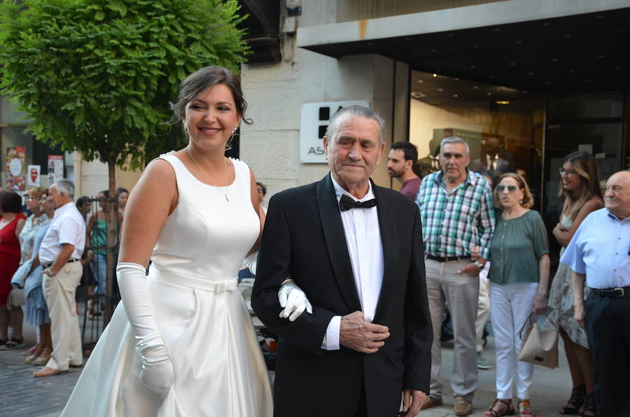 Sara Fernández, proclamada reina de las fiestas, es la primera socia de la peña del blusón rosa que consigue el título