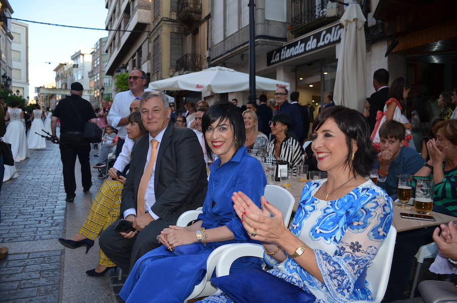 Sara Fernández, proclamada reina de las fiestas, es la primera socia de la peña del blusón rosa que consigue el título