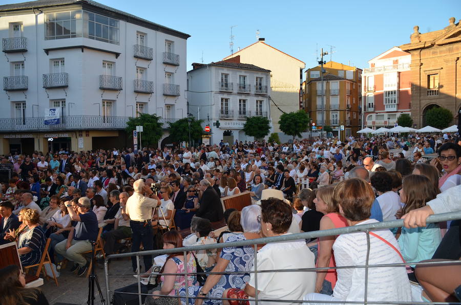 Sara Fernández, proclamada reina de las fiestas, es la primera socia de la peña del blusón rosa que consigue el título