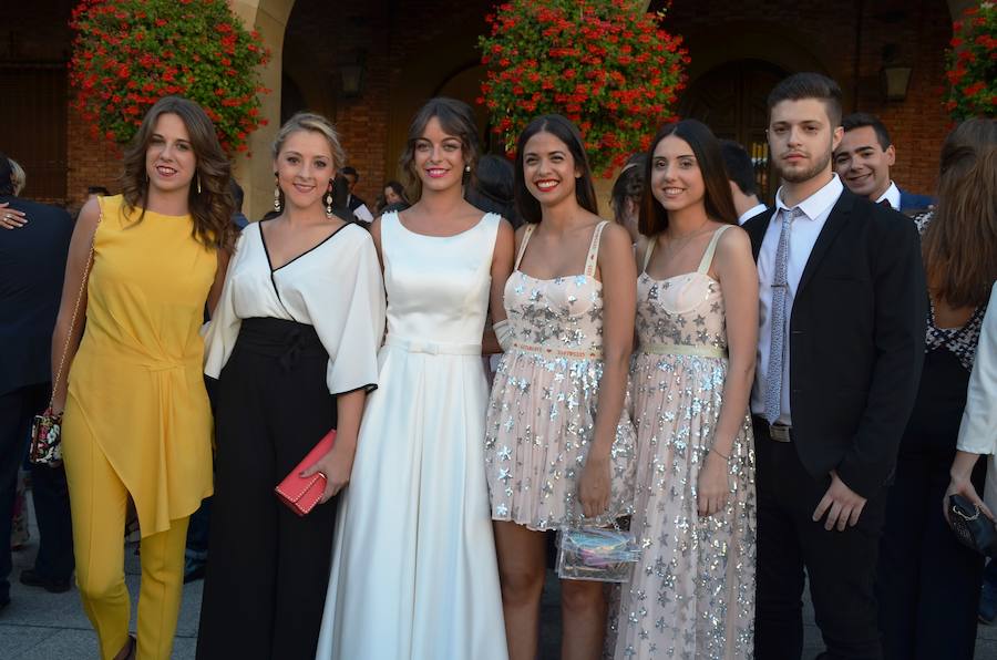 Sara Fernández, proclamada reina de las fiestas, es la primera socia de la peña del blusón rosa que consigue el título