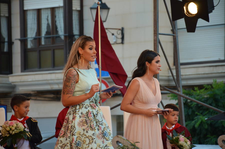 Sara Fernández, proclamada reina de las fiestas, es la primera socia de la peña del blusón rosa que consigue el título