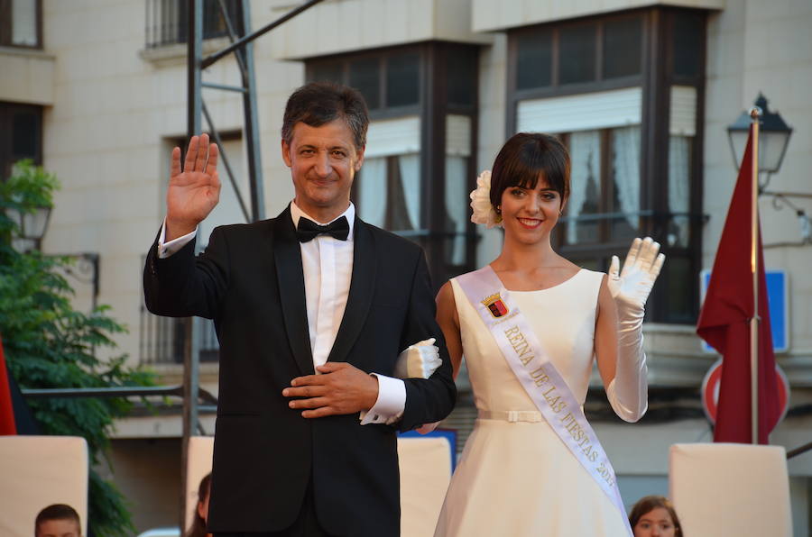 Sara Fernández, proclamada reina de las fiestas, es la primera socia de la peña del blusón rosa que consigue el título